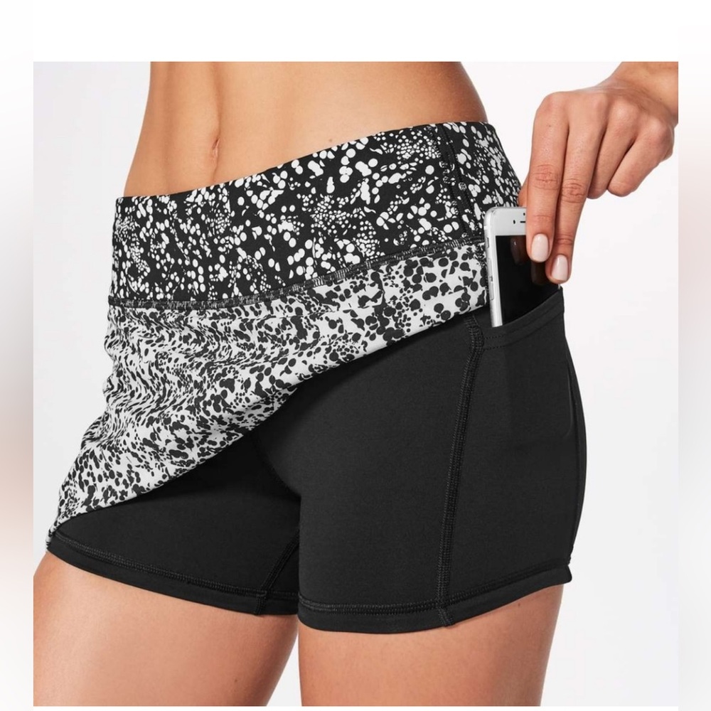 Lululemon black and white running tennis skirt built-in shorts size 6